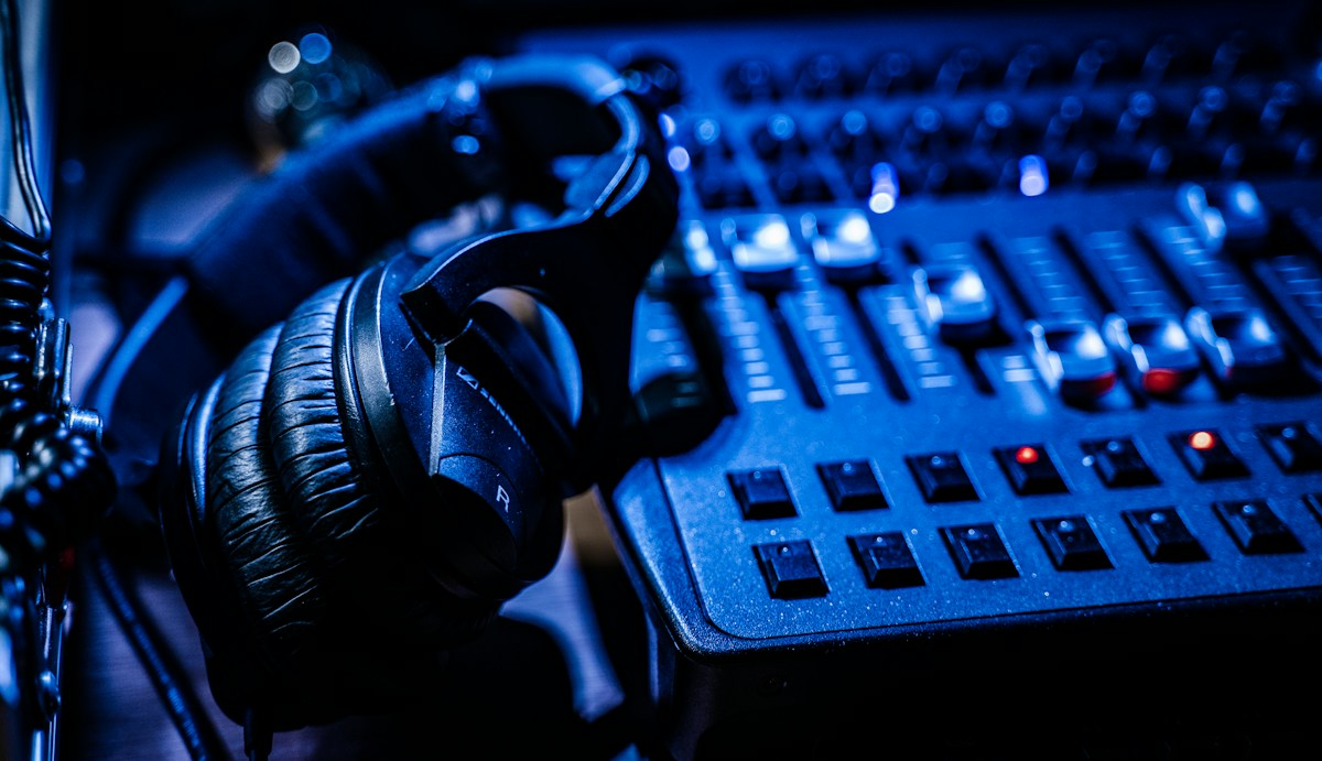 Closed-Back Studio Headphones (1 pc)